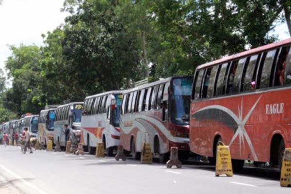 বৈরী আবহাওয়ার কারণে দুই ঘণ্টা ফেরি বন্ধ,পাটুরিয়ায় যানবাহনের দীর্ঘ লাইন।।