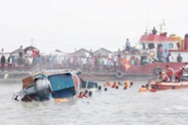 ইন্দোনেশিয়ায় নৌকাডুবিতে ৮ জনের প্রাণহানি।   
