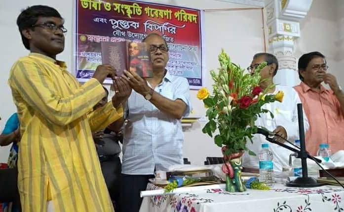 লাইফ টাইম অ্যাচিভমেন্ট অ্যাওয়র্ডে ভূষিত অধ্যাপক উজ্জ্বলকুমার মজুমদার