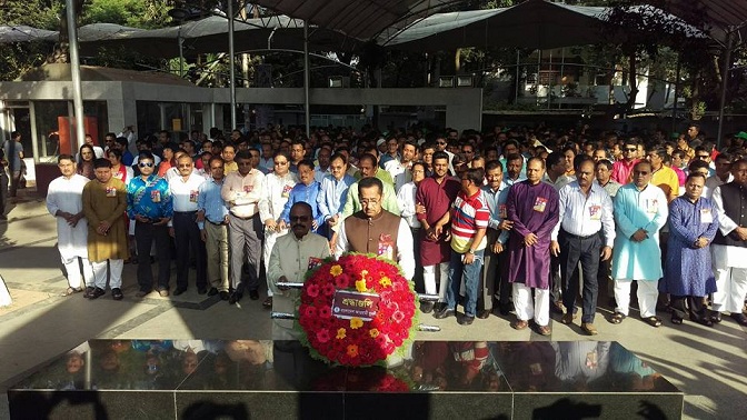 প্রতিষ্ঠাবার্ষিকীতে জাতির পিতা বঙ্গবন্ধুর প্রতিকৃতিতে যুবলীগ নেতৃবৃন্দের শ্রদ্ধা নিবেদন।।