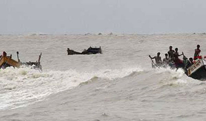 বঙ্গোপসাগরে ট্রলার ডুবে চার জেলে নিখোঁজ।।   