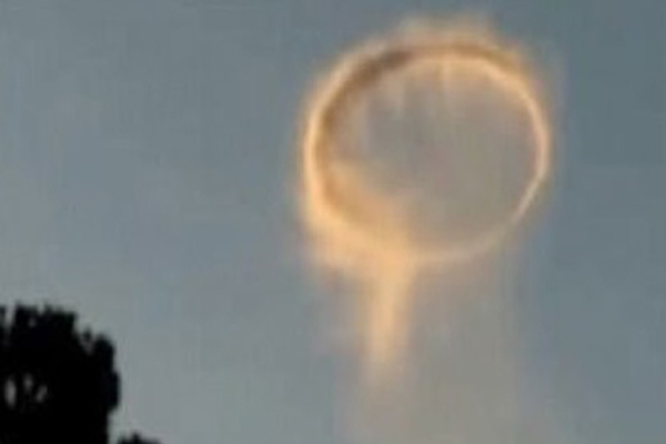 চীনের আকাশে উড়ছে কমলা রঙের রিং।