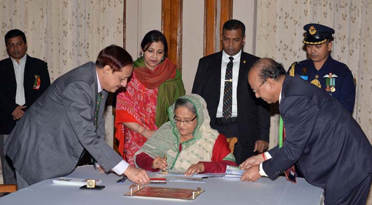 বিজয় দিবস উপলক্ষ্যে স্মারক ডাক টিকিট অবমুক্ত করলেন প্রধানমন্ত্রী   