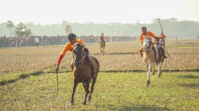 মহান বিজয় দিবস উপলক্ষে খুলনায় ঐতিহ্যবাহী ঘোড়দৌড় প্রতিযোগিতা ।।