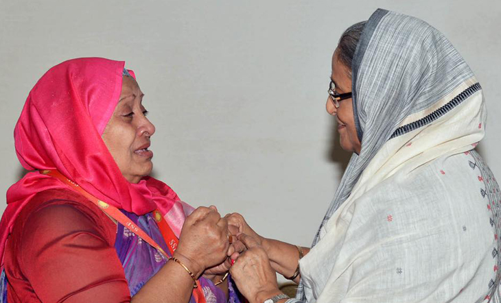 অভিনেত্রী আনোয়ারাকে প্রধানমন্ত্রী শেখ হাসিনার ৩০ লাখ টাকা অনুদান।।   