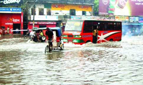 খুলনায় বৃষ্টিতে জলাবদ্ধতা, ভোগান্তি নগরীবাসী ।   