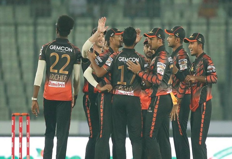 বিপিএল ক্রিকেট : কুমিল্লা ভিক্টোরিয়ান্সকে ১৪ রানে হারিয়ে দুই নম্বরে খুলনা টাইটান্স      