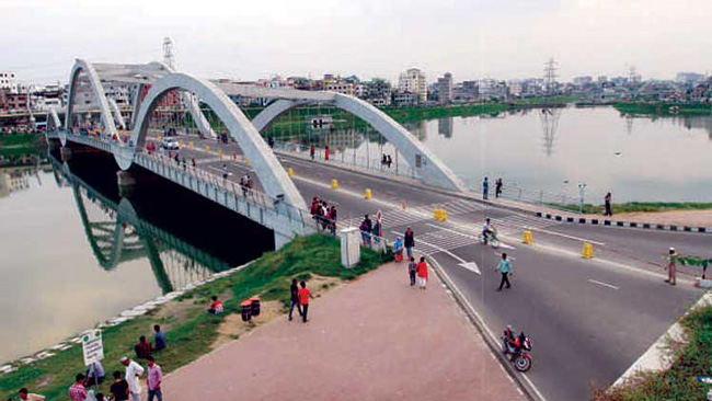 রাজাধানীর হাতিরঝিলে মোটর সাইকেল দুর্ঘটনায় দুই বন্ধুর মৃত্যু।।