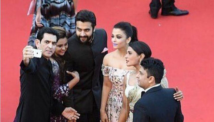 কান চলচ্চিত্র উৎসবের লাল গালিচায় সেলফি নিষিদ্ধ।