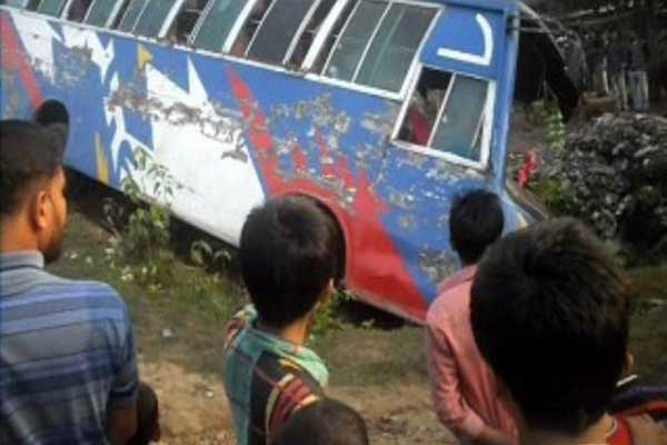 গোপালগঞ্জে যাত্রীবাহী বাস নিয়ন্ত্রণ হারিয়ে খাদে, নিহত ২ আহত ১৫।।