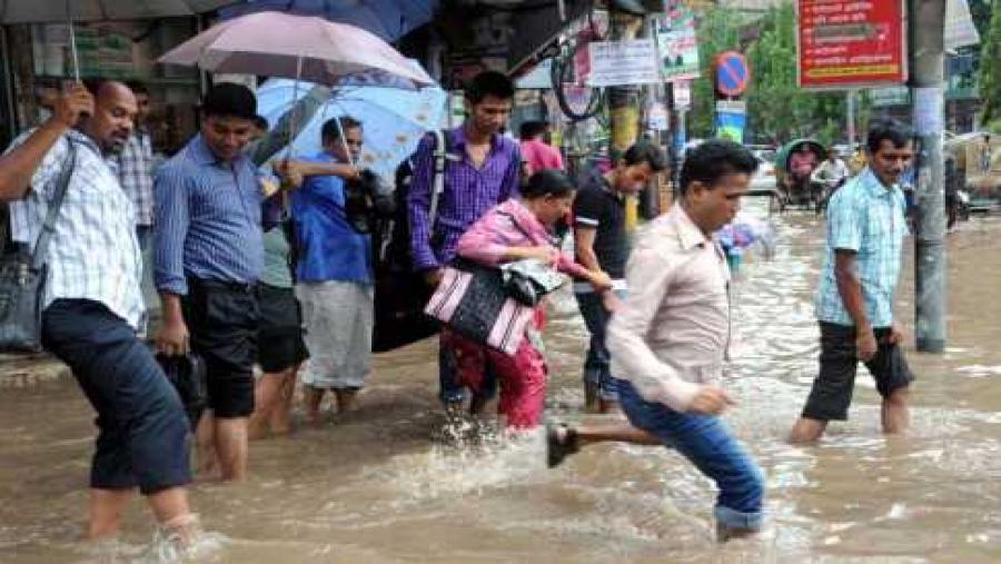 রাজধানী জুড়ে চলছে ঝড়-বৃষ্টির দাপট।। ভোগান্তিতে সাধারণ কর্মজীবী মানুষ   