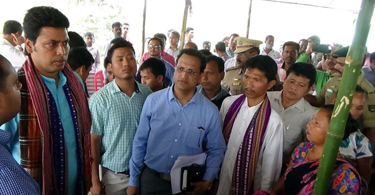 ত্রিপুরার তিন প্রশাসনিক কর্মকর্তাকে বরখাস্ত করলেন নতুন মুখ্যমন্ত্রী বিপ্লব দেব।