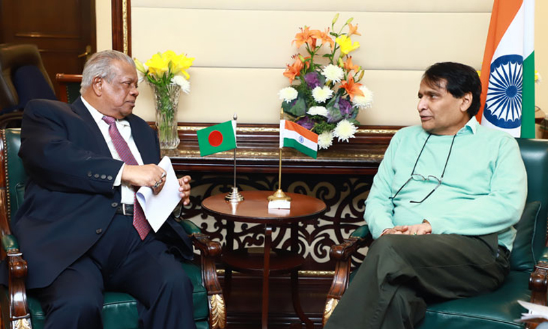 ভারতের শিল্পমন্ত্রী সুরেশ প্রভুর সঙ্গে বাংলাদেশের শিল্পমন্ত্রী আমির হোসেন আমুর সাক্ষাত।   