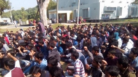 শিক্ষক বহিষ্কারের দাবিতে খুলনা প্রকৌশল ও প্রযুক্তি বিশ্ববিদ্যালয় শিক্ষার্থীদের ক্লাস বর্জন।।   