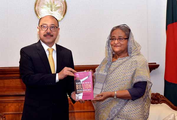 প্রধানমন্ত্রীকে ‘মার্চিং উইথ এ বিলিয়ন’ বইয়ের কপি দিলেন ভারতীয় হাই কমিশনার হর্ষবর্ধন শ্রীংলা।।   