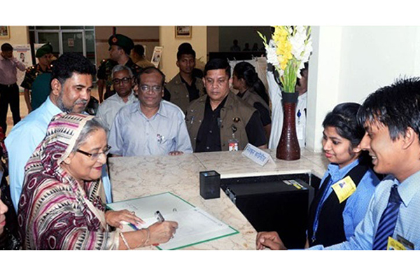 হাসপাতালে পাঁচ টাকার টিকিট কেটে স্বাস্থ্য পরীক্ষা করালেন প্রধানমন্ত্রী শেখ হাসিনা।।   