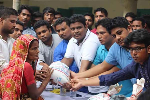 মানিকগঞ্জে বন্যা কবলিতদের মাঝে ছাত্রলীগের ত্রাণ বিতরণ।।   