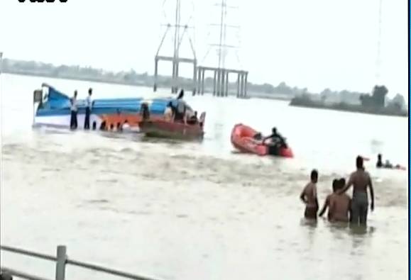 ভারতের অন্ধ্রপ্রদেশের কৃষ্ণা নদীতে নৌকাডুবি ।। নিহত ১৪, নিখোঁজ ৯ জন