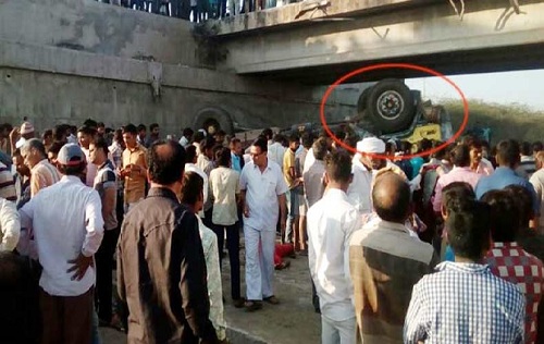 ভারতের গুজরাটে ট্রাক খাদে ।। নিহত ২০