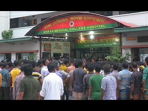 ঢাকা মেডিকেলে তালা ঝুলিয়ে ইন্টার্ন চিকিৎসকদের বিক্ষোভ।