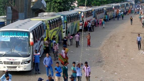 পাটুরিয়া-দৌলতদিয়া নৌরুটে পারাপারের অপেক্ষায় সহস্রাধিক যানবাহন ।। যাত্রী দূর্ভোগ চরমে