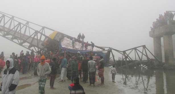 দিনাজপুর-পার্বতীপুর সড়কের ব্রিজ ভেঙে সারভর্তি ট্রাক নদীতে।