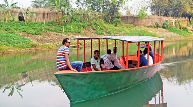 চুয়াডাঙ্গার যুবক উপল উদ্ভাবন করলেন সৌরবিদ্যুৎ চালিত নৌকা।।   