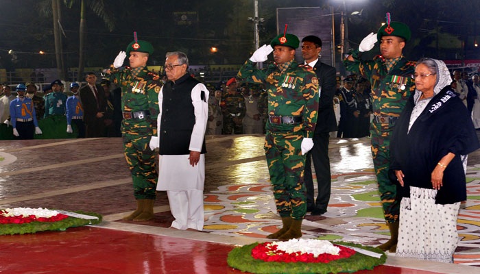 একুশের প্রথম প্রহরে শহীদ মিনারে রাষ্ট্রপতি ও প্রধানমন্ত্রী সহ দেশবাসীর শ্রদ্ধা নিবেদন।।   