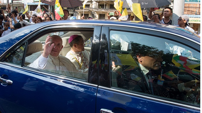 মিয়ানমার সেনাপ্রধানের সঙ্গে ক্যাথলিক ধর্মগুরু পোপের বৈঠক।।   