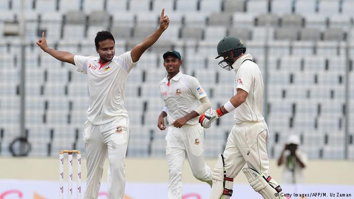 অষ্ট্রেলিয়ার বিপক্ষে ৫ উইকেট নিয়ে বিশ্ব রেকর্ড গড়লেন সাকিব