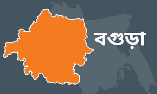 বগুড়ার ইছামতির ভাঙনে বাড়ি-ঘর বিলীন হচ্ছে নদীগর্ভে।।      