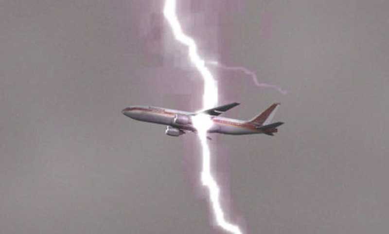 বজ্রপাতে মারাত্মক ক্ষতিগ্রস্ত হয়েও ৯ ঘণ্টা আকাশে উড়ল ব্রিটিশ এয়ারওয়েজের প্লেন।।   