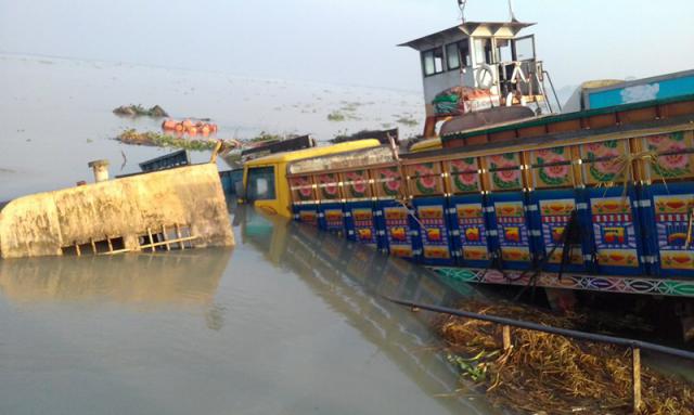 পিরোজপুরে জাহাজের ধাক্কায় ফেরি ডুবি।। যাত্রীবাহি বাস-ট্রাক নদীতে   