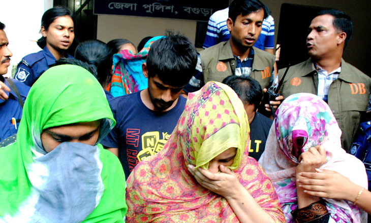 বগুড়ায় মেয়েকে ধর্ষণের পর মা-মেয়ের মাথা ন্যাড়া করে দেওয়ার ঘটনায় কাউন্সিলর রুমকিসহ সাতজন পুলিশ রিমান্ডে।।      