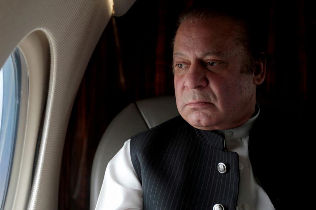 গ্রেফতারি পরোয়ানা মাথায় নিয়ে দেশে ফিরেছেন প্রাক্তন পাক প্রধানমন্ত্রী নওয়াজ শরীফ।