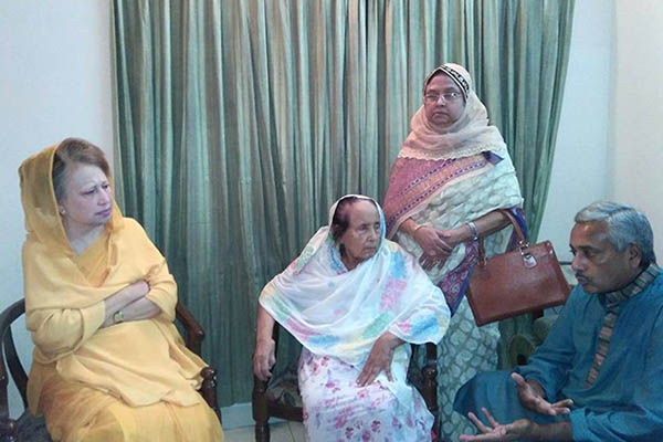 প্রয়াত এম কে আনোয়ারের বাসায় বিএনপি নেত্রী বেগম খালেদা।   