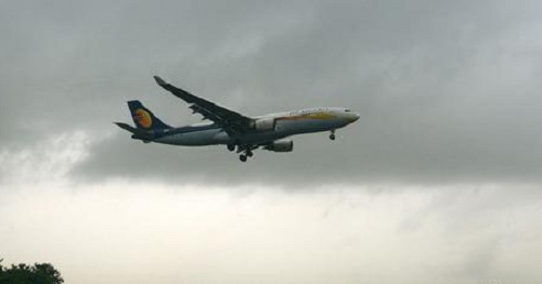 ঢাকায় বিরূপ আবহাওয়ার জেট এয়ারওয়েজের দুইটি ফ্লাইট।।যাত্রী আতঙ্ক চরমে      