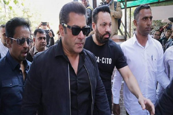 শ্যুটিং ফ্লোরে সালমান খানকে হত্যার হুমকি।