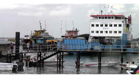 শিমুলিয়া-কাঁঠালবাড়ি নৌরুটে ফেরি চলাচল বন্ধ, চরম দুভোর্গে কয়েক হাজার যাত্রী।।