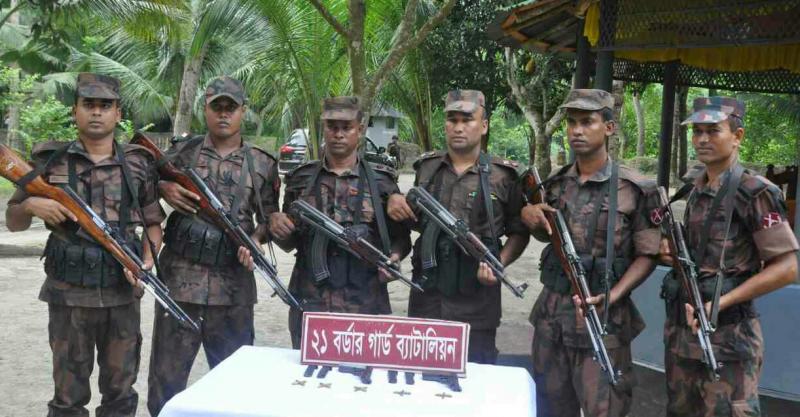 বেনাপোলের গাতিপাড়া সীমান্ত থেকে অস্ত্র ও গুলি উদ্ধার।।   