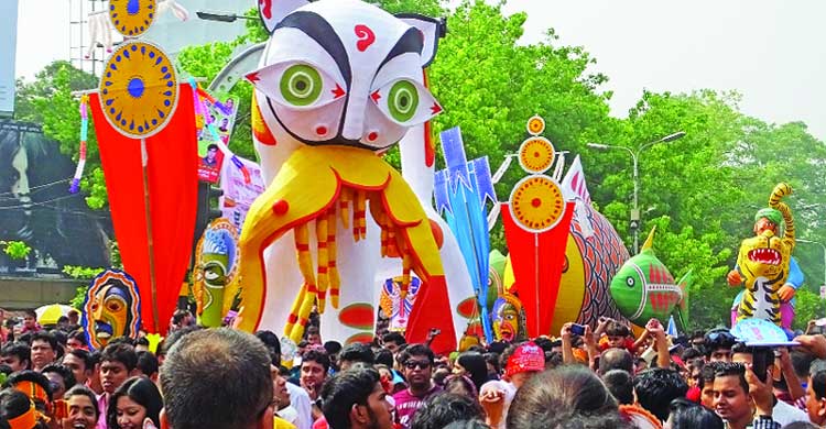পশ্চিমবঙ্গের বাঙালিরা আজ বাংলা নববর্ষ পালন করেছেন।   