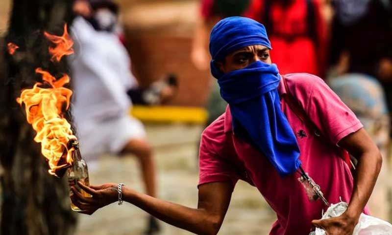 ভেনিজুয়েলায় পুলিশের সঙ্গে আন্দোলনকারীদের রক্তক্ষয়ী সংঘর্ষ,নিহত ৩।।