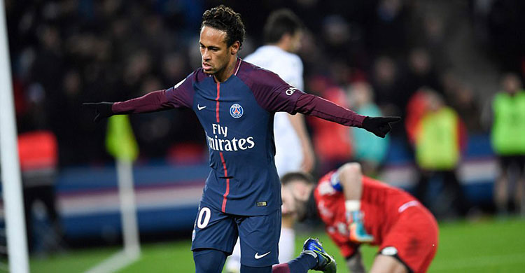 নেইমারের ৪ গোলে পিএসজির দাপুটে জয়।। মেসির পেনাল্টি মিস, বার্সেলোনার পরাজয়   