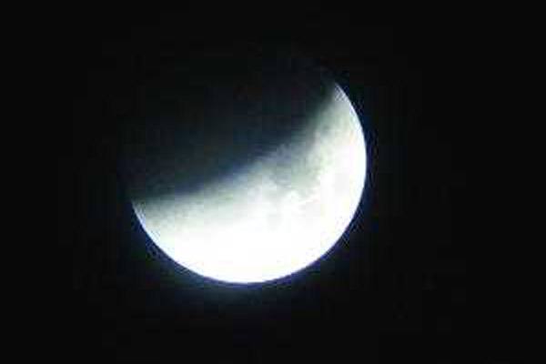 আজ মধ্যরাতে বাংলাদেশের বিভিন্ন স্থানে দেখা যাবে আংশিক চন্দ্রগ্রহণ গ্রহণ।।   