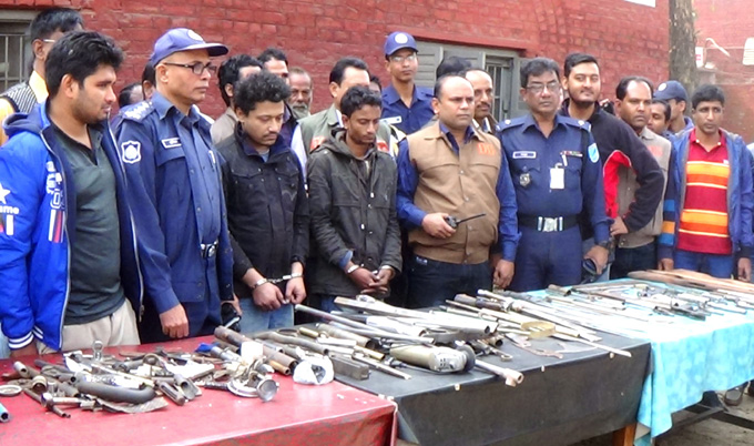 ময়মনসিংহে দৈনিক জাহান পত্রিকার ব্যবস্থানা পরিচালক ও তার সহযোগী সহ অস্ত্র গুলি জব্দ