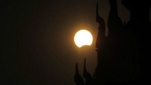 সূর্যগ্রহণে ঢাকা পড়লো সূর্য, দেখলো ইন্দোনেশিয়াবাসি ও কয়েক লাখ পর্যটক ।।