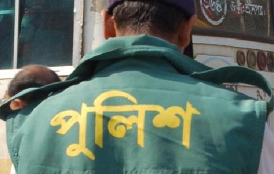 রাজধানীতে পাসপোর্ট আটক করে মানব পাচার মামলার ভয় দেখিয়ে টাকা আদায় করায় ২ পুলিশ কর্মকর্তা বরখাস্ত ।।
