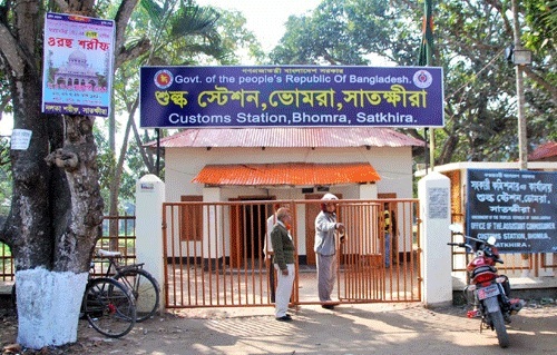 ভোমরা বন্দরে ৫ ঘণ্টার কর্মবিরতি কর্মসূচি চলছে ।।