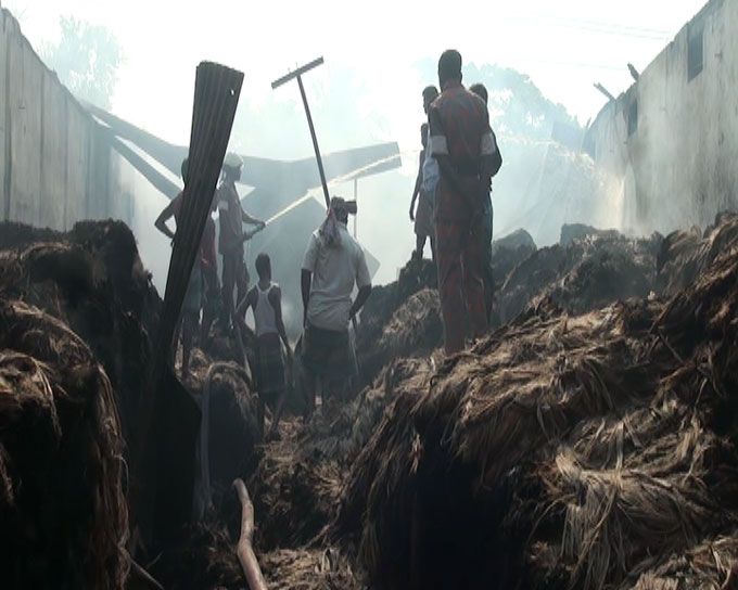 বজ্রপাতের কারণে জামালপুরে পাটগুদামে অগ্নিকাণ্ড ।।