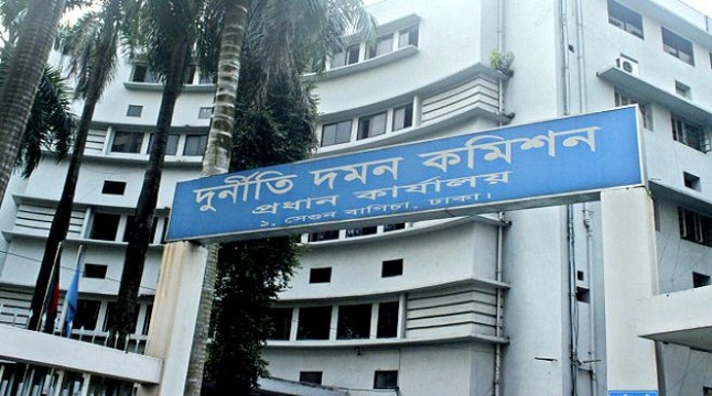 দুর্নীতির মামলায় ৩ জেলা থেকে ৪ জনকে গ্রেফতার করেছে দুদক ।।